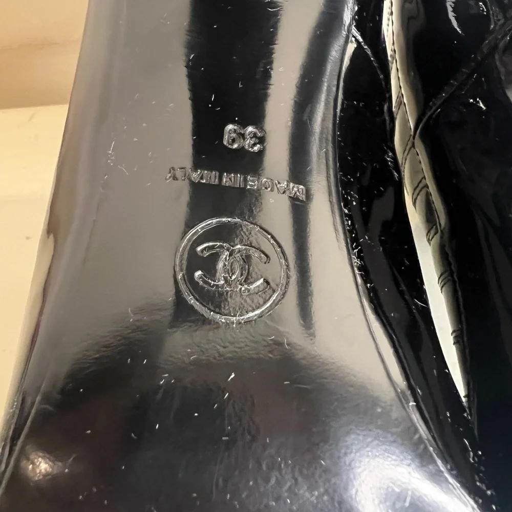 Chanel Size 39 Black Patent Leather Ribbed Ankle Boots Paris New York Collection
